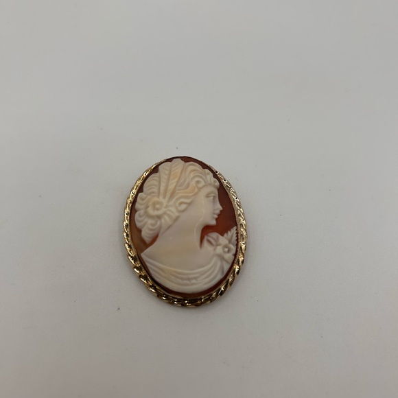 Jewelry - Vintage shell carved cameo brooch/pedant 14K gold filled